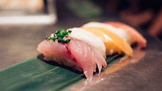 מנות דגים טריות הן מחסן של חלבון וחומצות שומן בתזונה היפנית