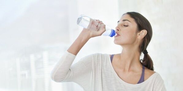 כדי לרדת במשקל מהר, אתה צריך לשתות לפחות 2 ליטר מים מדי יום. 