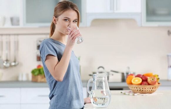 שתיית מים לפני הארוחות כדי לרדת במשקל בדיאטה עצלנית