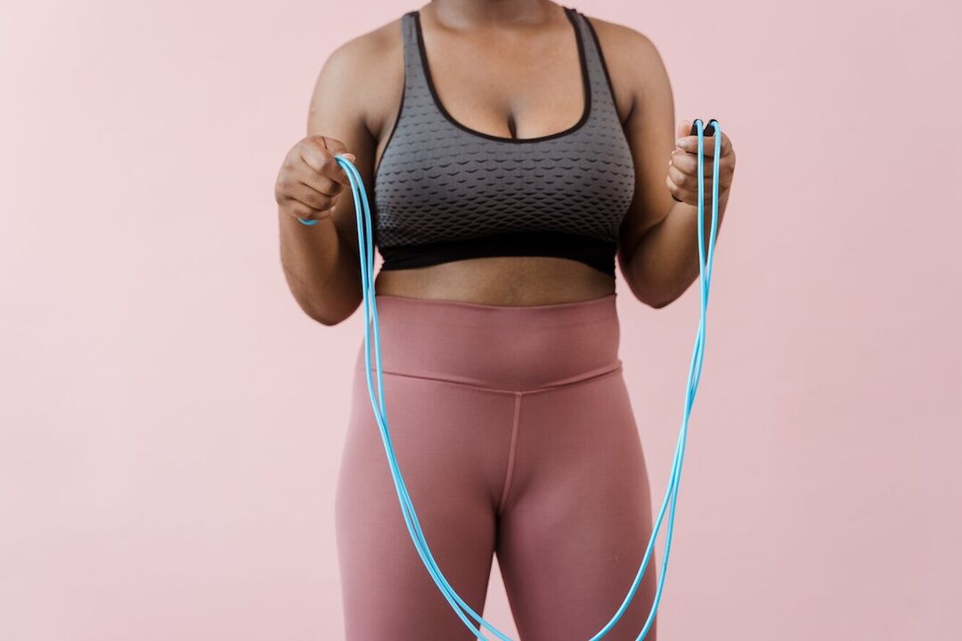 קפיצה בחבל הוא אימון אירובי המאפשר לרדת במשקל באזור הבטן